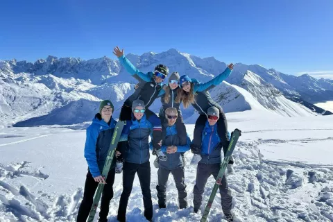 Na ramenih Rea Kolbl, Klara Velepec in Ana Čufer, stojijo Jon in Maj Pritržnik, Luka Kovačič in Klemen Španring / Foto: Robert Pritržnik
