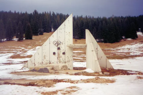 V vojni v letih 1992-1995 poškodovano olimpijsko obeležje, ki je bilo tudi kraj eksekucij. Zdaj je spomenik obema, olimpijadi in vojni. / Foto: Wikipedija