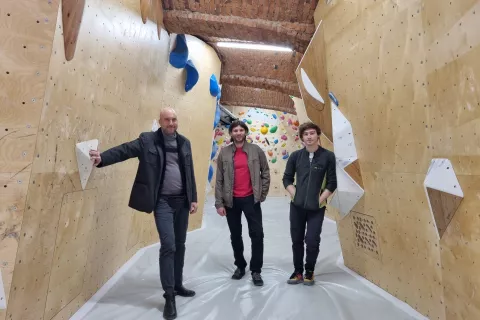 Plezalci v stoletni kleti rafinerije