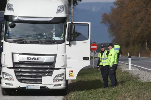 preventivna akcija policija gorenjski policisti Jeprca poostreno preverjanje opremljenost vozil z zimsko opremo zimska letna pnevmatika varnost v cestnem prometu tovorno vozilo osebni avtomobil globa prekršek kazen profil guma zasenčene luči led sneg PU policijska uprava Kranj / Foto: Gorazd Kavčič