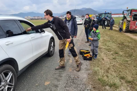 Na protestu so voznikom brezplačno delili korenje.<br> / Foto: Cveto Zaplotnik