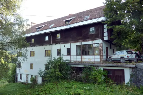 Hotel Belcijan v Planini pod Golico že vrsto let žalostno propada, tudi najnovejši poskus oživitve očitno ni uspel. / Foto: Urška Peternel (arhiv) / Foto: 