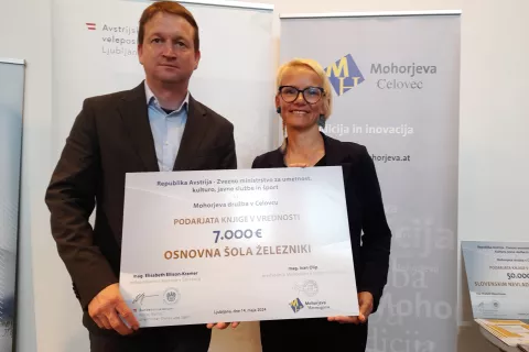 Mohorjeva podarila knjige