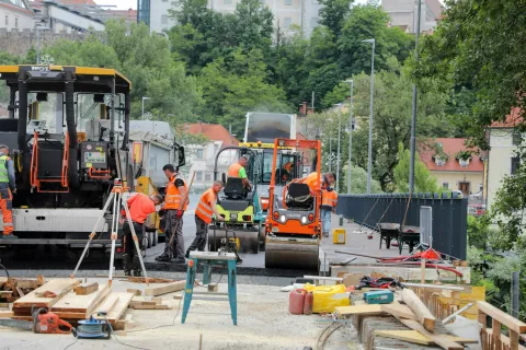 Za zamudo pri mostu zdaj kriv dež