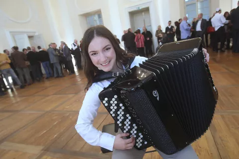 &Scaron;pela &Scaron;emrl tretja v izboru za naj dijakinjo