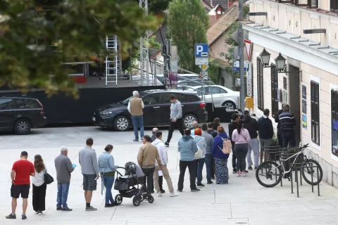 čakajoča vrsta pred odprtje enota UE Upravna enota Škofja Loka stavka dren kolona / Foto: Gorazd Kavčič