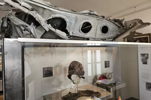 Na ogled so deli krila strmoglavljenega bombnika in več ostalih kosov, tudi kapa in očala ameriškega pilota. / Foto: Urška Peternel