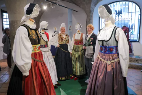 NJUNO VESELJE JE NAŠE BOGASTVOAndreja Stržinar in Sonja Porenta poustvarjata oblačilno dediščino na fotografiji / Foto: Tina Dokl