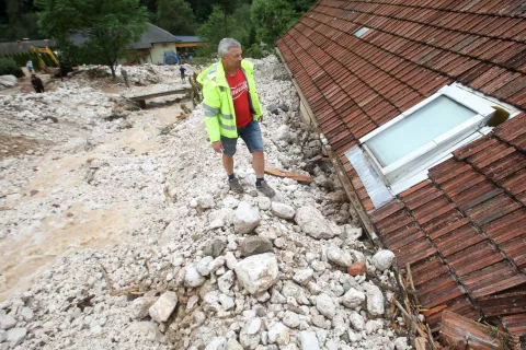 neurje plaz močno deževje kamen prod pesek Kurja vas Podlebelca potok No&scaron;karjev graben reka dolina vas Kokra občina Preddvor nanos kamen blato mulj skala / Foto: Gorazd Kavčič