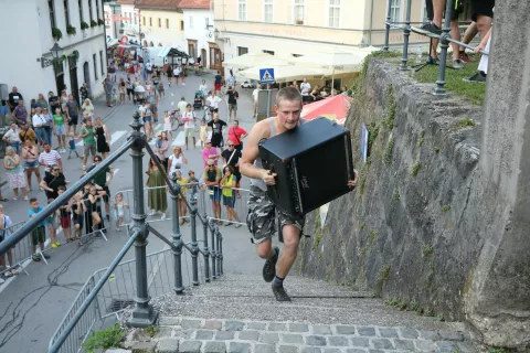 Tek na Mali grad z dvajsetkilogramsko &scaron;katlo zahteva kar pogum / Foto: Alenka Brun