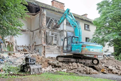 Včeraj so začeli rušenje propadajoče stavbe. / Foto: Tina Dokl / Foto: 