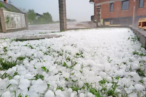 Še zlasti veliko intervencij je bilo v Retečah, kjer je močno padala toča (na sliki), v Frankovem naselju in Veštru. / Foto: Maja Bertoncelj / Foto: 