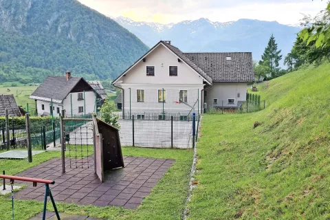 Pri podružnični šoli bodo na novo uredili športno igrišče in igrišče za najmlajše, med igriščem in obstoječim cerkvenim zidom pa bo urejen tudi nov spominski park. / Foto: 