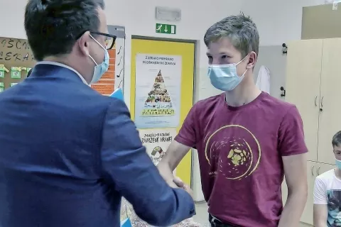 Priznanje za uspešno delo v vseh devetih razredih osnovne šole je iz rok župana Nejca Smoleta prejelo 35 učencev. / Foto: arhiv TV Medvode / Foto: 