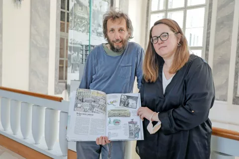 Ilustrator Damijan Stepančič in kustosinja Nataša Strlič nas v knjigi popeljeta v zadnje desetletje pred slovensko osamosvojitvijo. / Foto: Tina Dokl / Foto: 