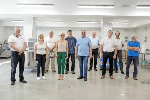 Člani stranke Naša dežela so pred ustanovnim zborom gorenjskega odbora obiskali kmetijo Podjed. / Foto: Tina Dokl / Foto: 