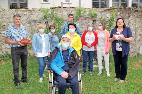 Skupina uporabnikov Centra Korak na Borštnikovi domačiji / Foto: 