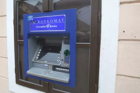 novi bankomat pri UE upravna enota &Scaron;kofja Loka dvig denarja / Foto: Gorazd Kavčič