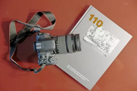 V Fotografskem društvu Janez Puhar Kranj so ob 110-letnici obstoja izdali zbornik. / Foto: 