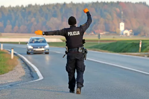 Policisti bodo poostrene nadzore psihofizičnega stanja voznikov izvajali do 31. decembra. / Foto: Gorazd Kavčič / Foto: 