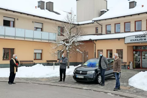 Naj avto dobro in varno služi, je v blagoslovu poudaril nakelski župnik Janez Zupanc. Poleg njega so (od leve) Ivan Meglič, Urban Bole in Jože Kajin. / Foto: 