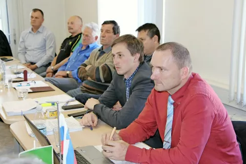 Dr. Jože Podgoršek (prvi z desne) se je še kot državni sekretar udeležil tudi seje sveta kranjske območne enote kmetijsko-gozdarske zbornice. / Foto: 