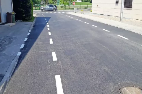 Močno poškodovano vozišče na Ulici XXXI. divizije so prenovili. / Foto: arhiv MOK Kranj / Foto: 
