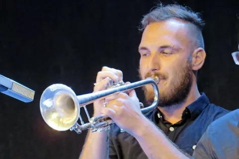 Tudi na Gorenjskem so se klicu k povezanosti in upanju skozi glasbo pridružili mnogi glasbeniki. V Kamniku je na trobento zaigral mlad uveljavljen glasbenik Gašper Selko. /Foto: arhiv glasbenika / Foto: 
