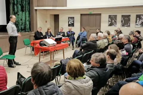 Osrednja tema zbora krajanov v Poljanah je bila postavitev javne razsvetljave na območju Predmosta in Hotovlje. / Foto: Tina Dokl / Foto: 