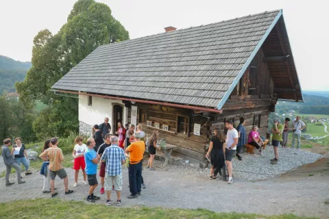 Deset let prepletanja niti