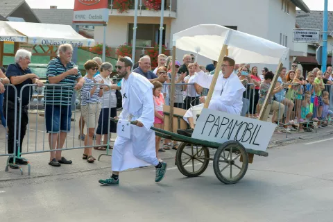 Osmič dirkali z garami