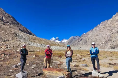 Ženska alpinistična odprava Lalung 2024 v baznem taboru. Z leve: Ur&scaron;a Ke&scaron;ar, Patricija Verdev, Anja Petek in Ana Baumgartner. / Foto: Anja Petek