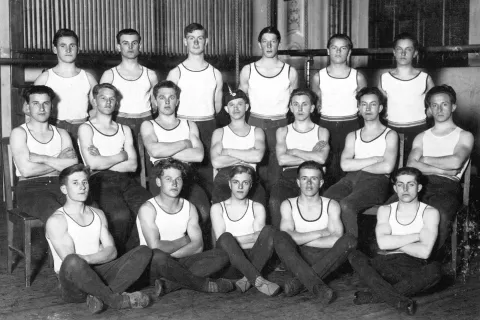 Stric Mirko med radovlji&scaron;kimi Sokoli (1933) / Foto:  