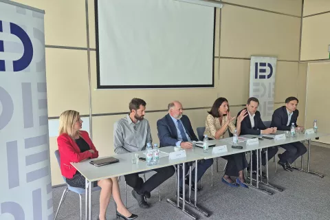 Predstavniki In&scaron;tituta za ekonomsko demokracijo in sodelujoči na kongresu, ki je bil posvečen iskanju re&scaron;itev za lokalne izzive / Foto: Ana Jagodic Dolžan