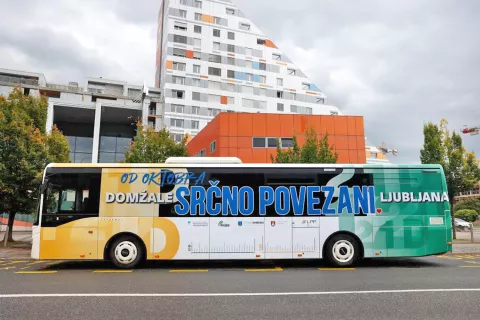 Domžale in Ljubljano povezujeta integrirani liniji Ljubljanskega potni&scaron;kega prometa. / Foto: Nik Rovan/mol
