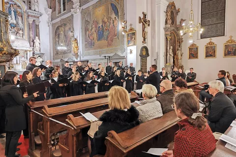 Zbor Slovenske filharmonije je pod vodstvom Sebastjana Vrhovnika odlično predstavil skladbe Cirila, Sama in Borisa Vrem&scaron;aka. / Foto: Katja Dolenc