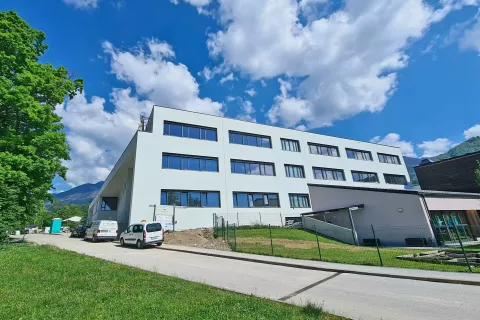 Gradnja nove &scaron;portne dvorane s &scaron;iritvijo preddvorske osnovne &scaron;ole je v zadnjih letih eden večjih, če ne kar največji projekt v občini. / Foto: Alenka Brun