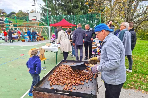 Prireditev je popestril voden pohod Po poti suhih hru&scaron;k. / Foto: Maja Bertoncelj