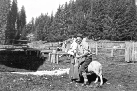 Ata na Radovlji&scaron;ki planini leta 1961 / Foto: Arhiv Avtorice