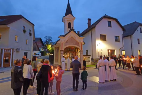 Na predvečer rožnovenske nedelje, ki je žegnanjska v Stari Loki, se je po slovesni večerni ma&scaron;i do obnovljene kapele odvila procesija z lučkami. / Foto: Jure Ferlan