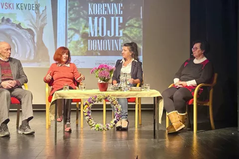 V Domu krajanov Pirniče so predvajali dokumentarni film Korenine moje domovine, ki mu je sledil pogovor z gosti. Od leve: prof. dr. Anton Perdih, Maja Brozovič, Branka Urbanija in Ur&scaron;ka Tavčar. / Foto: Peter &Scaron;alamon