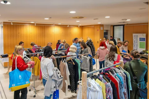 Prostori pred dvorano radovlji&scaron;ke knjižnice postajajo pretesni za vse, ki bi svoja rabljena oblačila radi podarili oziroma si med prinesenimi izbrali nekaj zase. / Foto: Pika Polona Horvat
