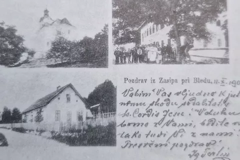 Razglednica iz Zasipa iz leta 1904, na kateri so vidne cerkev Svetega Janeza Krsnika, &scaron;ola in gostilna Kurej. / Foto: Arhiv Avtorice