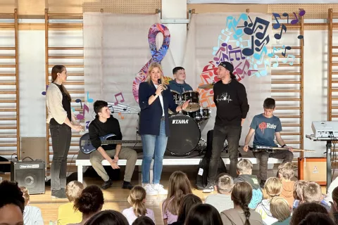 Bobnar Marko Sor&scaron;ak Soki je Osnovni &scaron;oli Domžale podaril bas- in električno kitaro, bobne in zvočnik. V ospredju so ravnateljica Nina Valenčič, županja občine Domžale Renata Kosec in Marko Sor&scaron;ak Soki z učenci s podarjenimi in&scaron;trumenti. / Foto: Peter &Scaron;alamon / Foto:  