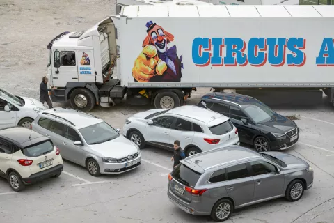 Razgled cirkus na parkiri&scaron;ču / Foto: Nik Bertoncelj