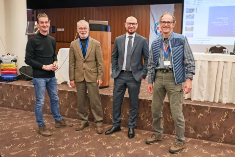 Z leve direktor Osnovnega zdravstva Gorenjske Matjaž Žura, dekan ljubljanske Medicinske fakultete Igor &Scaron;vab, državni sekretar Ministrstva za zdravje Denis Kordež ter Iztok Tomazin, direktor Zdravstvenega doma Tržič in vodja simpozija / Foto: Tina Dokl