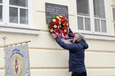 Polaganje venca v spomin na Lojzeta Udeta / Foto: Nika Topori&scaron;