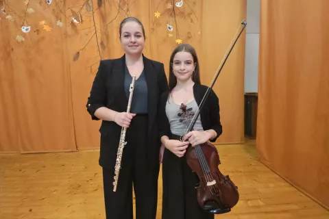 Vesela jesen pod Krivo jelko, Manca in Neža Fajdiga / Foto: Nika Topori&scaron;
