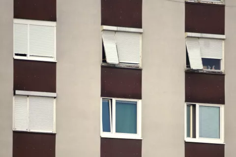 Pri nakupu stanovanja je treba paziti tudi na izgled stavbe, lego stanovanja, kakovost stavbnega pohi&scaron;tva in senčil,&nbsp;... / Foto: Arhiv Gg