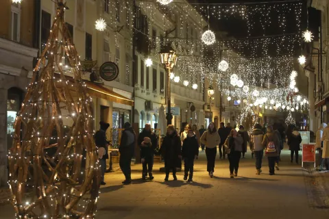 Zasvetile bodo praznične luči